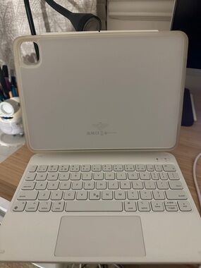 ESR iPad Pro 11 Inch Case with Keyboard (M5/M4, 2025/2024)